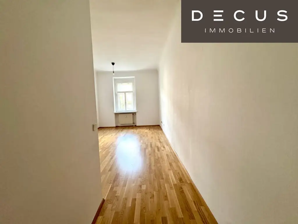 | CHARMANTE 2-ZIMMER-WOHNUNG MIT SONNIGEM BALKON | GRÜN- & SCHLOSSBERGBLICK | ca. 44,1m² | 2.OG | IDEALE LAGE