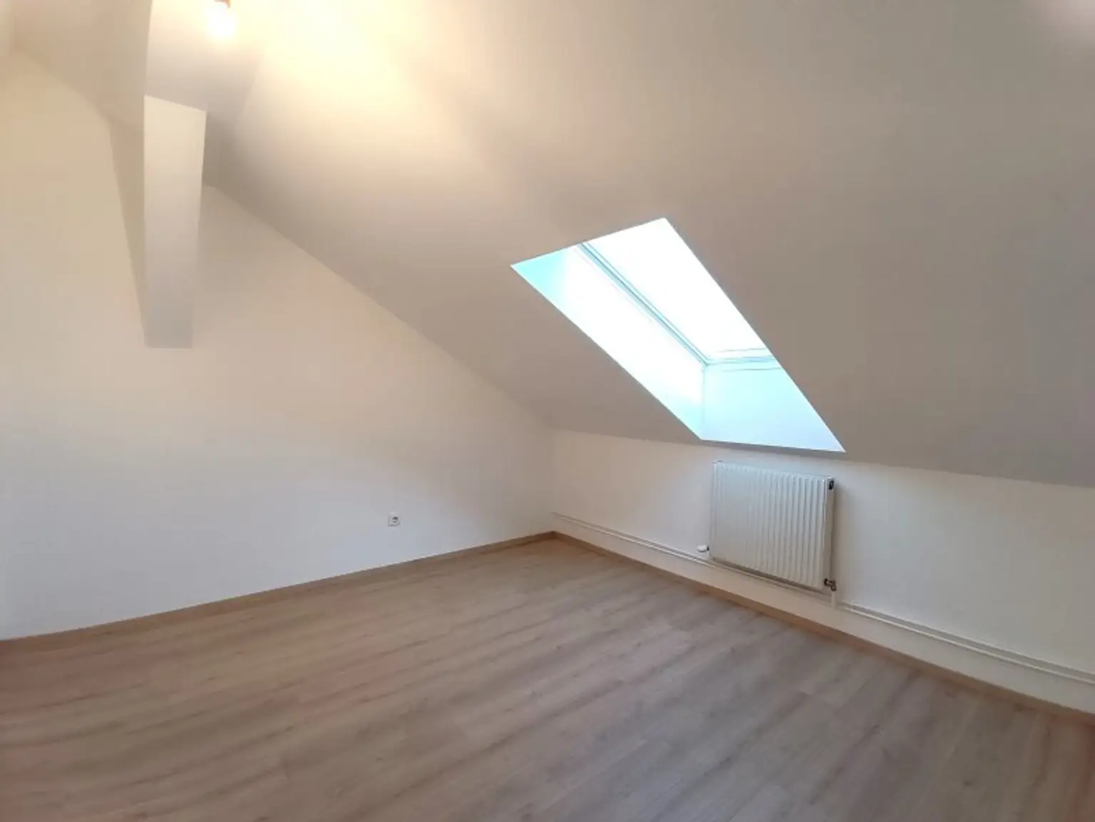 Dachgeschoss-Wohnung mit Innenhoflage! 3 Zimmer! Nähe Servitenviertel und U4 Friedensbrücke!