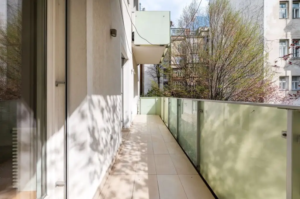 Eleganter Wohntraum mit Eigengarten in Botschaftsviertel mit Parkplatzmöglichkeit