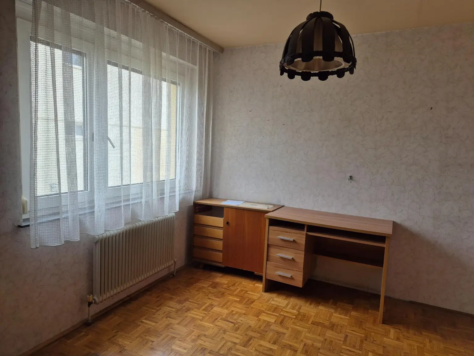 Renovierungsbedürftige 4 Zimmer Wohnung mit Loggia