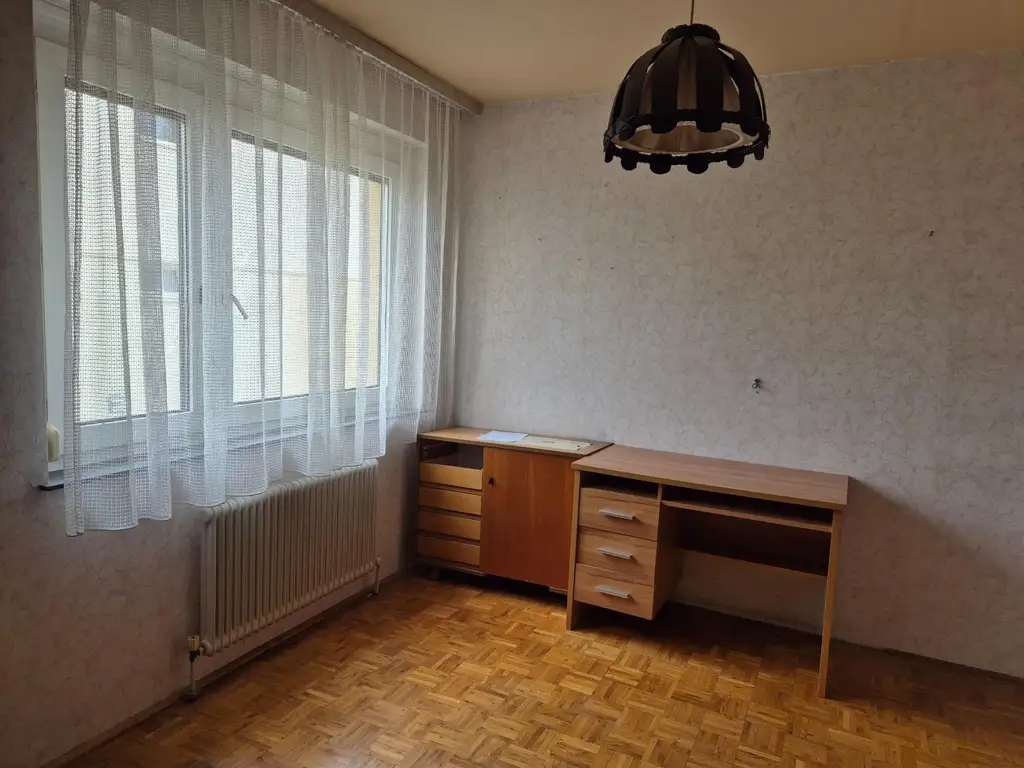 Renovierungsbedürftige 4 Zimmer Wohnung mit Loggia