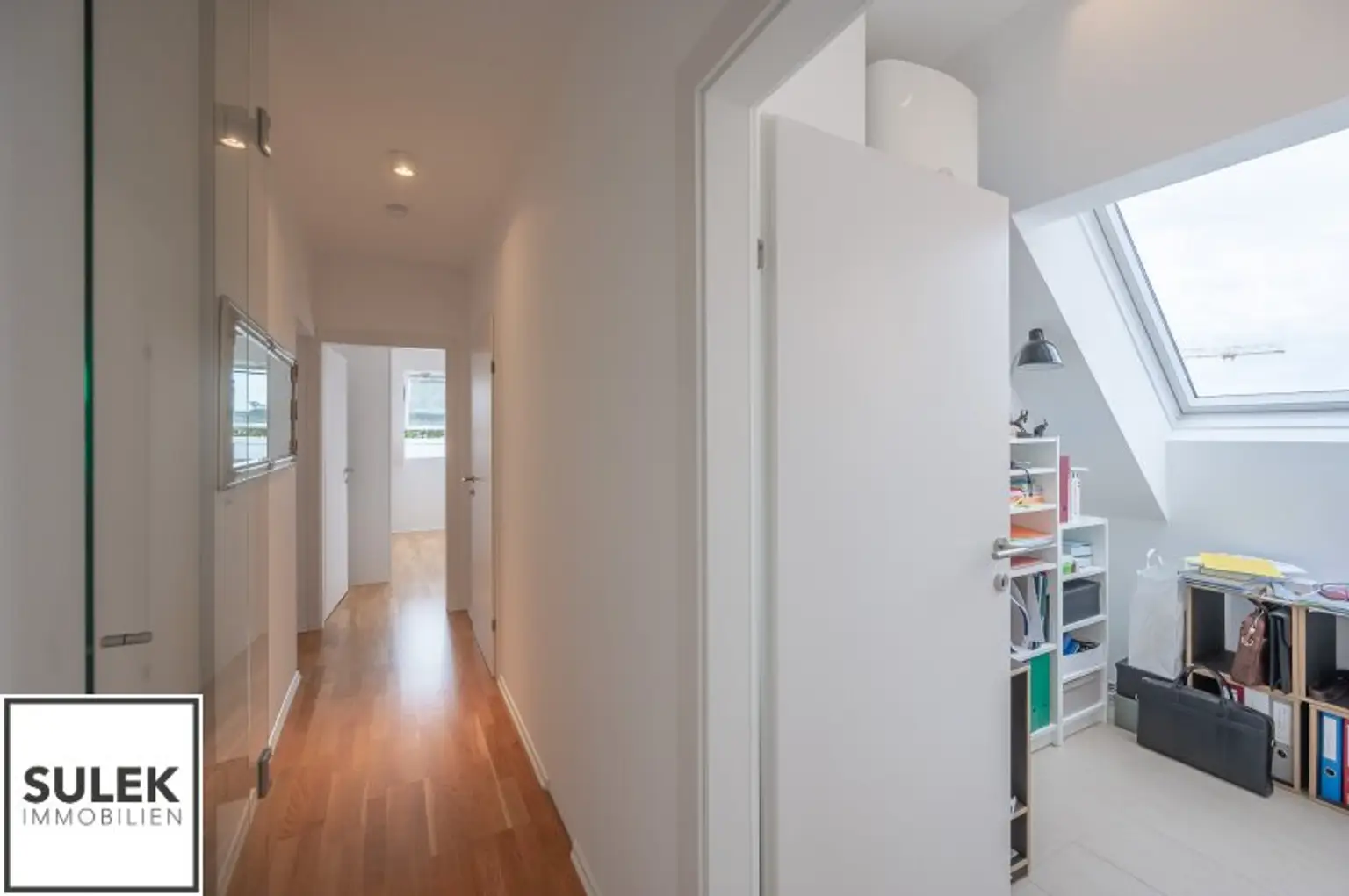 Ab Dezember: zentral begehbare 3 Zimmer Dachgeschoss Wohnung mit südseitigem Balkon im Herzen Döblings!