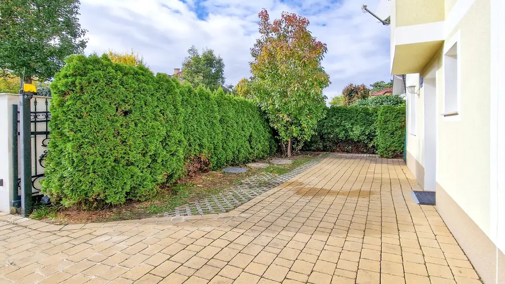 Niedrigenergie-Doppelhaushälfte in Mauer. 5 Zimmer, Terrasse, Garten und Autostellplatz