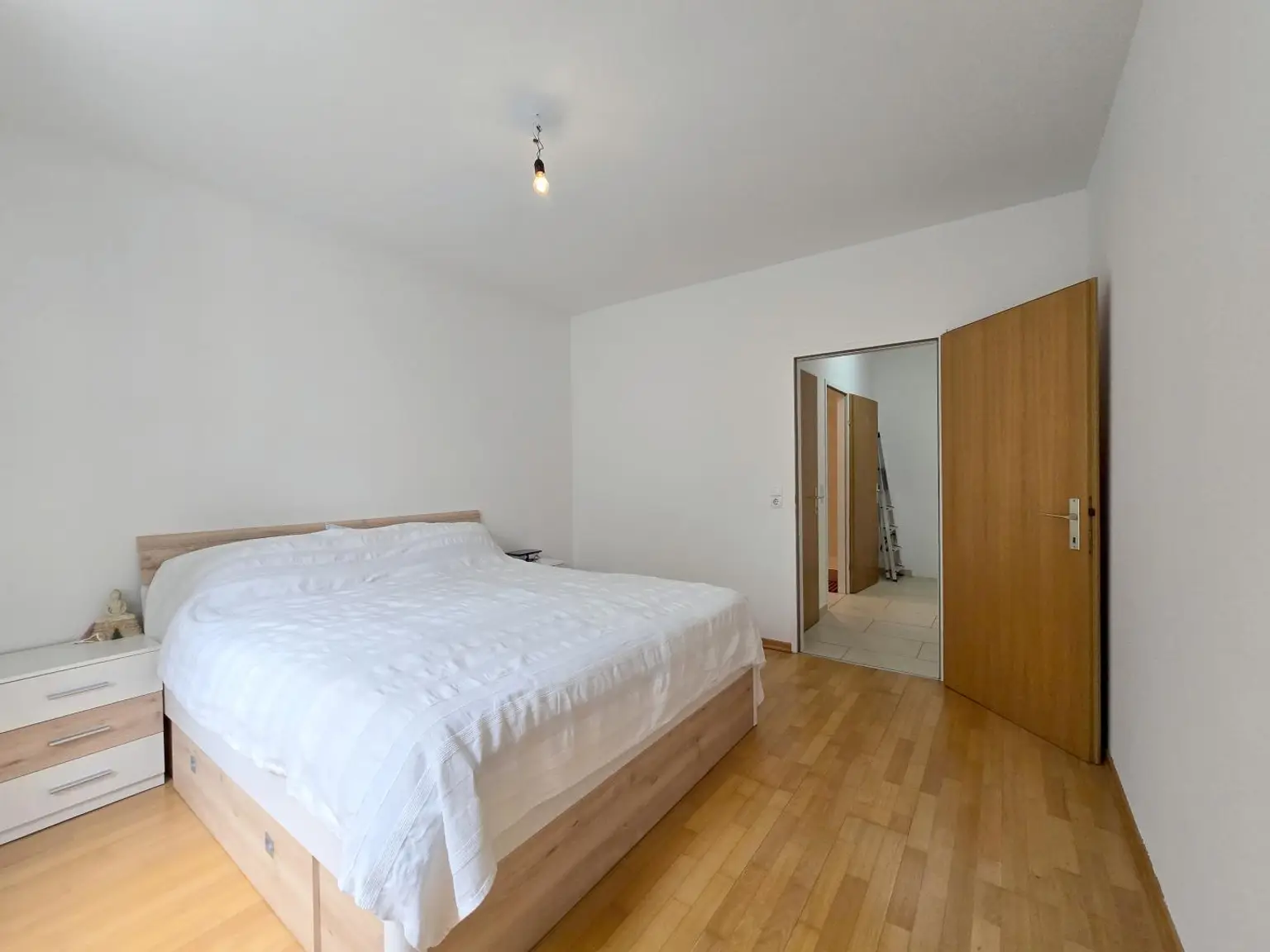 geräumiges Schlafzimmer