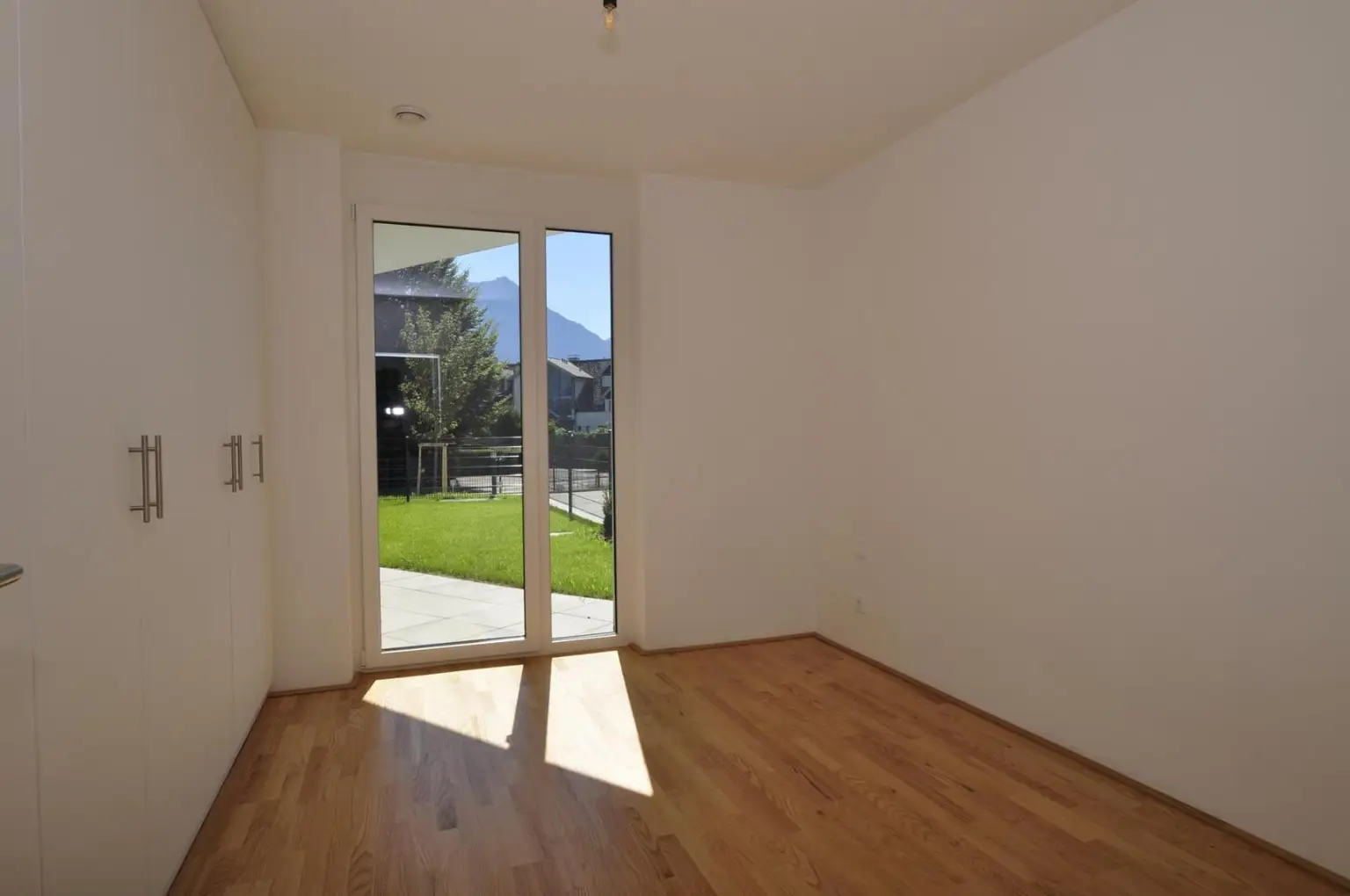 Moderne, sonnige Erdgeschoßwohnung mit Eigengarten und Tiefgarage