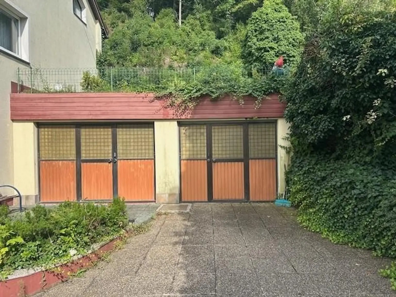 2 bis 3 Familienhaus mit Vollkeller,    mit  4 Garagen, Brunnen und Werkstatt  - sehr viel Wohnraum- 4 Bäder