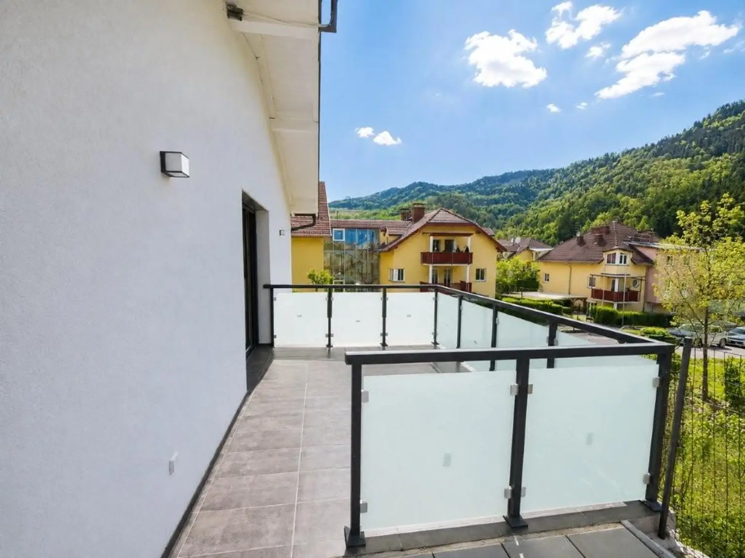 Terrassenbereich_im_Obergeschoss_mit_herrlichem_Ausblick_von_Top_1
