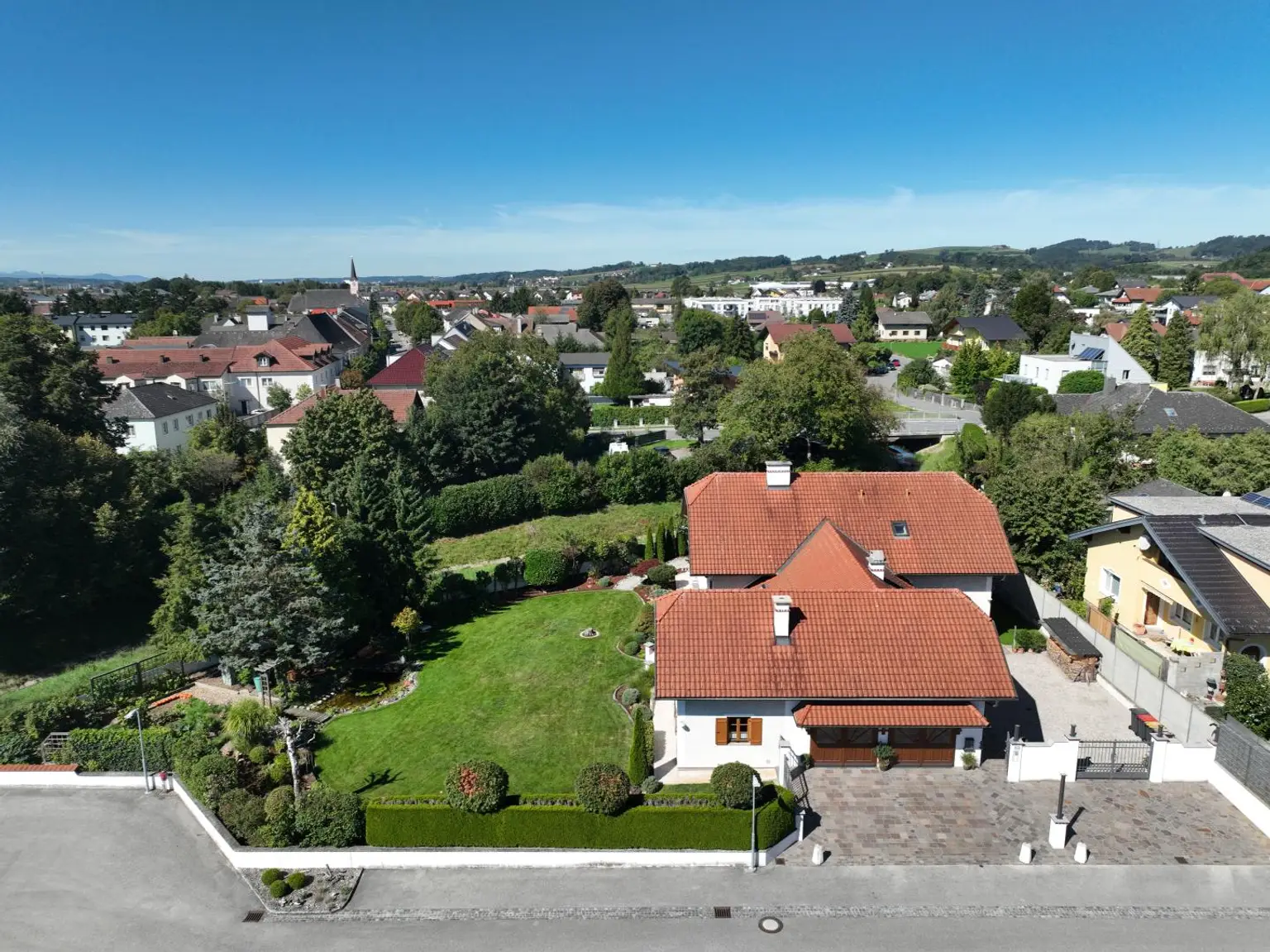 Haus auf großem Grundstück