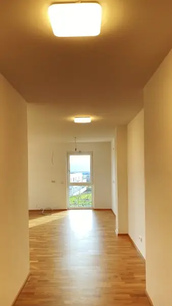 Neubau Erstbezug Schöne Drei Zimmer Wohnung mit Balkon und Süd-Ost Fernblick