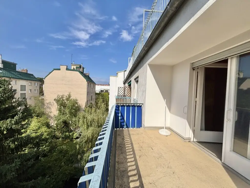 ERSTBEZUG nach Sanierung mit Südwestloggia in den begrünten Innenhof | Nähe Obkirchermarkt
