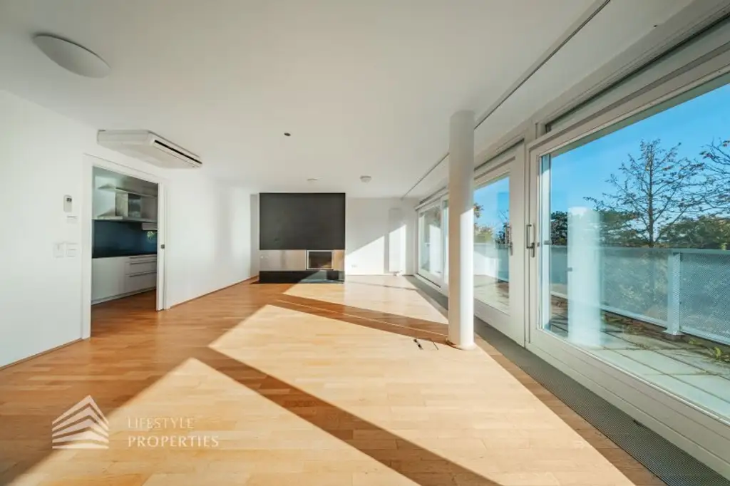 Wunderschöne 5 - Zimmer Wohnung mit Terrasse und Garten