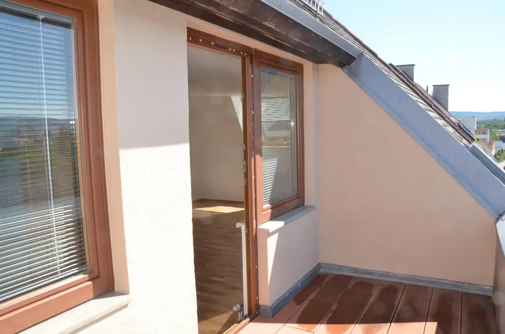 Neu adaptierte DG-Wohnung mit Terrasse und Tiefgarage