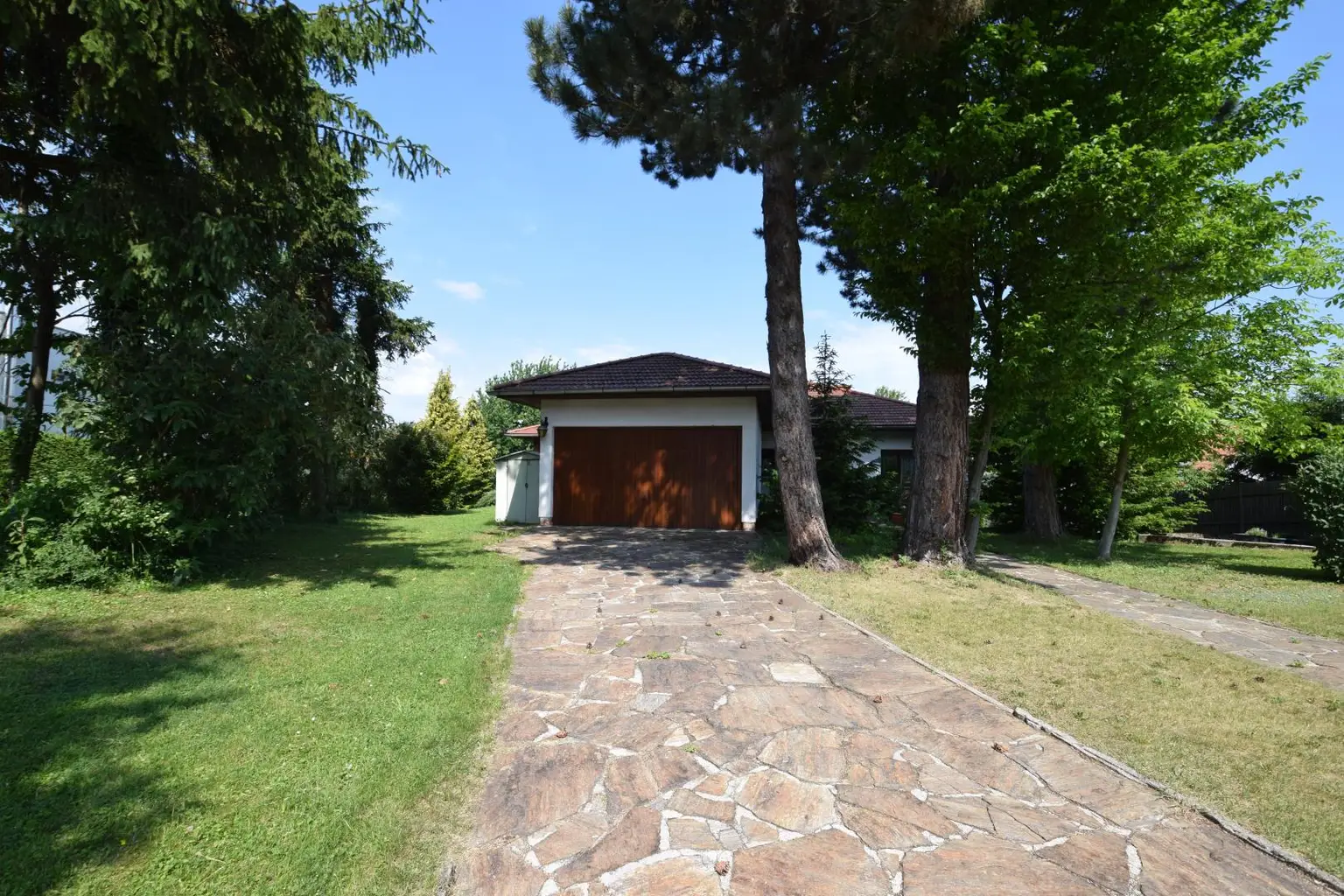 Einfahrt Garage