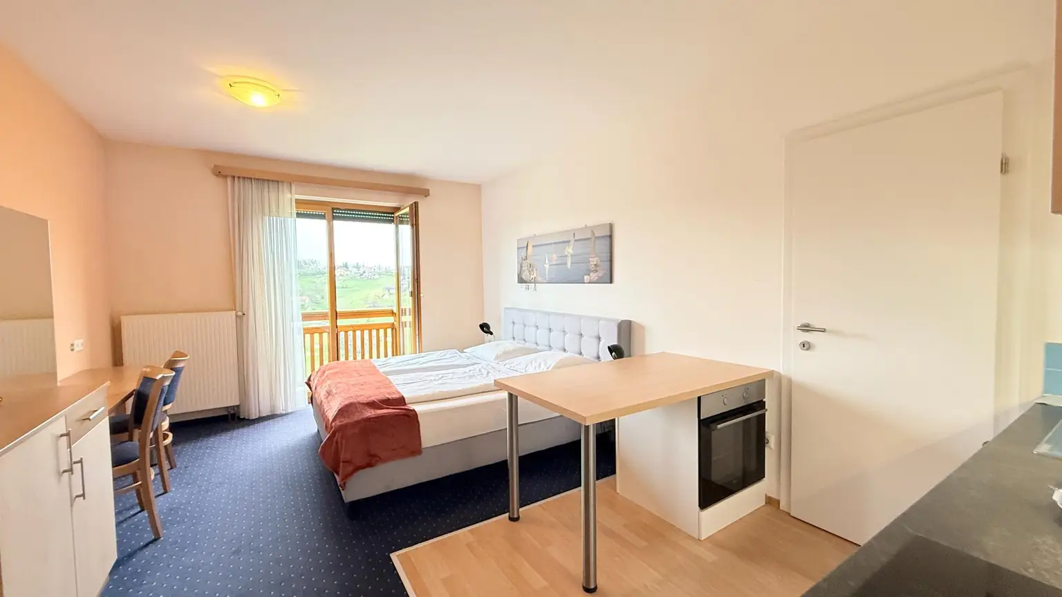 Zimmer 1 mit Verbindungstür zu Zimmer 2