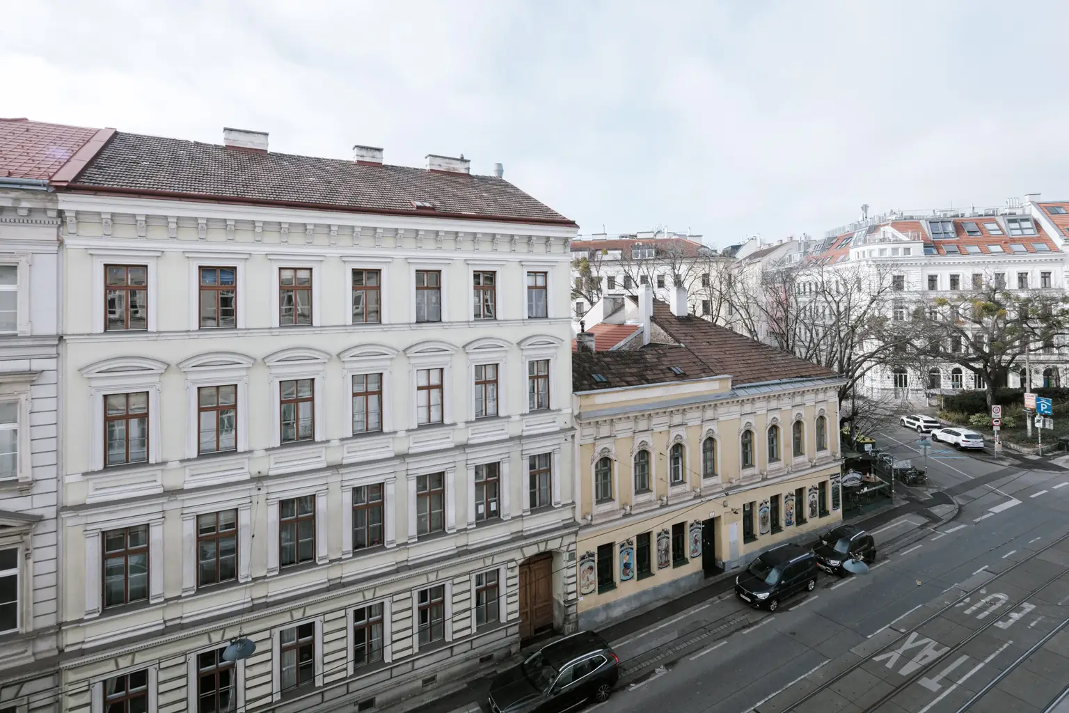 Sanierungsbedürftiges 3 Zimmer Altbau-Juwel mit Balkon in sehr guter zenraler Lage von Döbling!