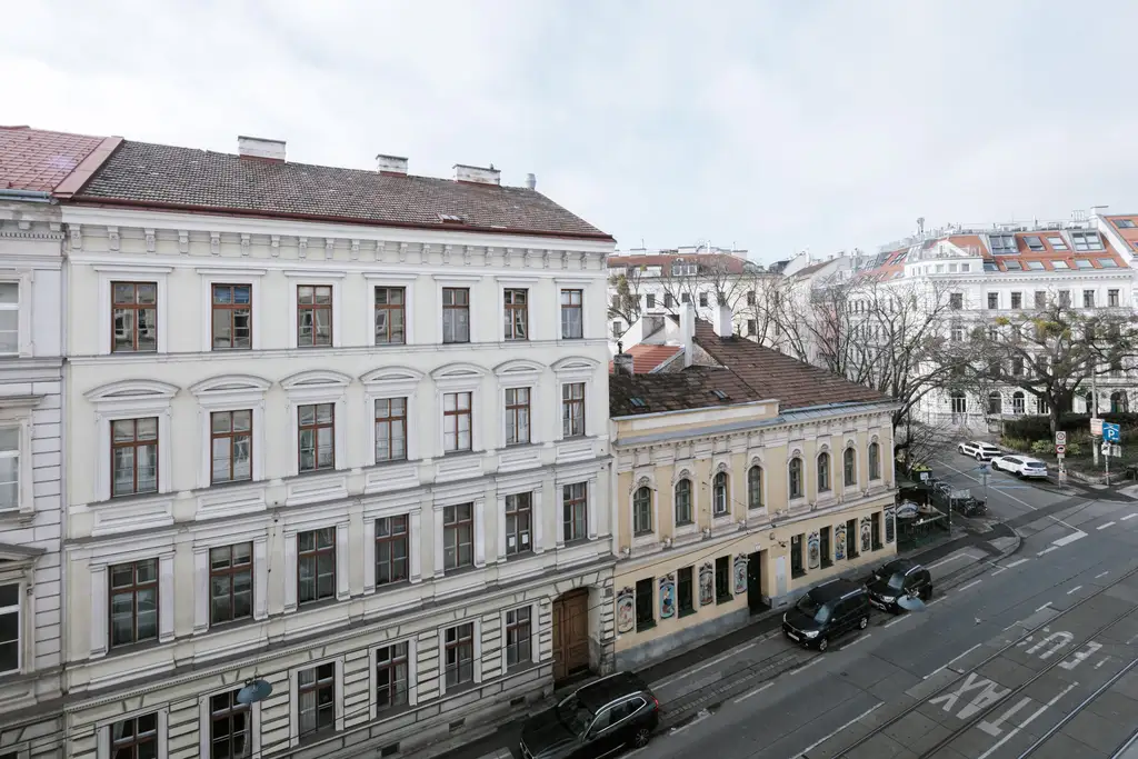 Sanierungsbedürftiges 3 Zimmer Altbau-Juwel mit Balkon in sehr guter zenraler Lage von Döbling!