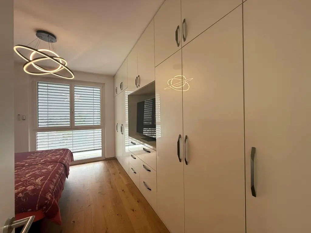 Luxus Penthouse mit Outdoor-Jacuzzi wird komplett möbliert vermietet // Luxury penthouse with outdoor Jacuzzi available for rent, fully furnished //