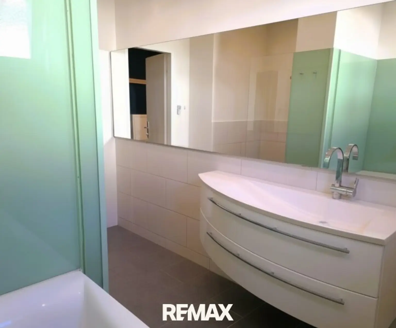 Bad, Wanne und Fenster - Original