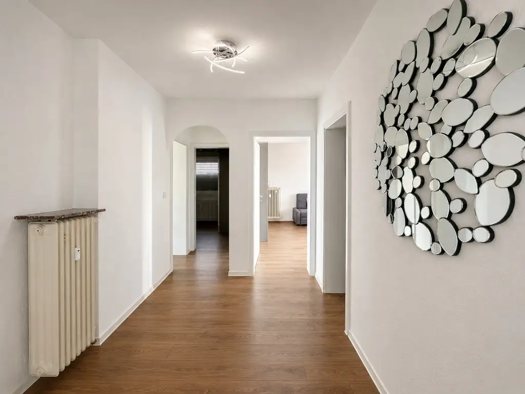 Renovierte 4-Zi.-Wohnung mit Einbauküche, 2 Balkonen und Garage