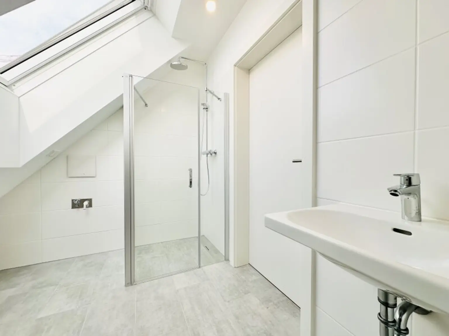 AB SOFORT BEZIEHBAR!! Traumhafte Dachgeschosswohnung inkl. sehr großer Terrasse! Tolle Anbindung - U1 Kagranerplatz!!