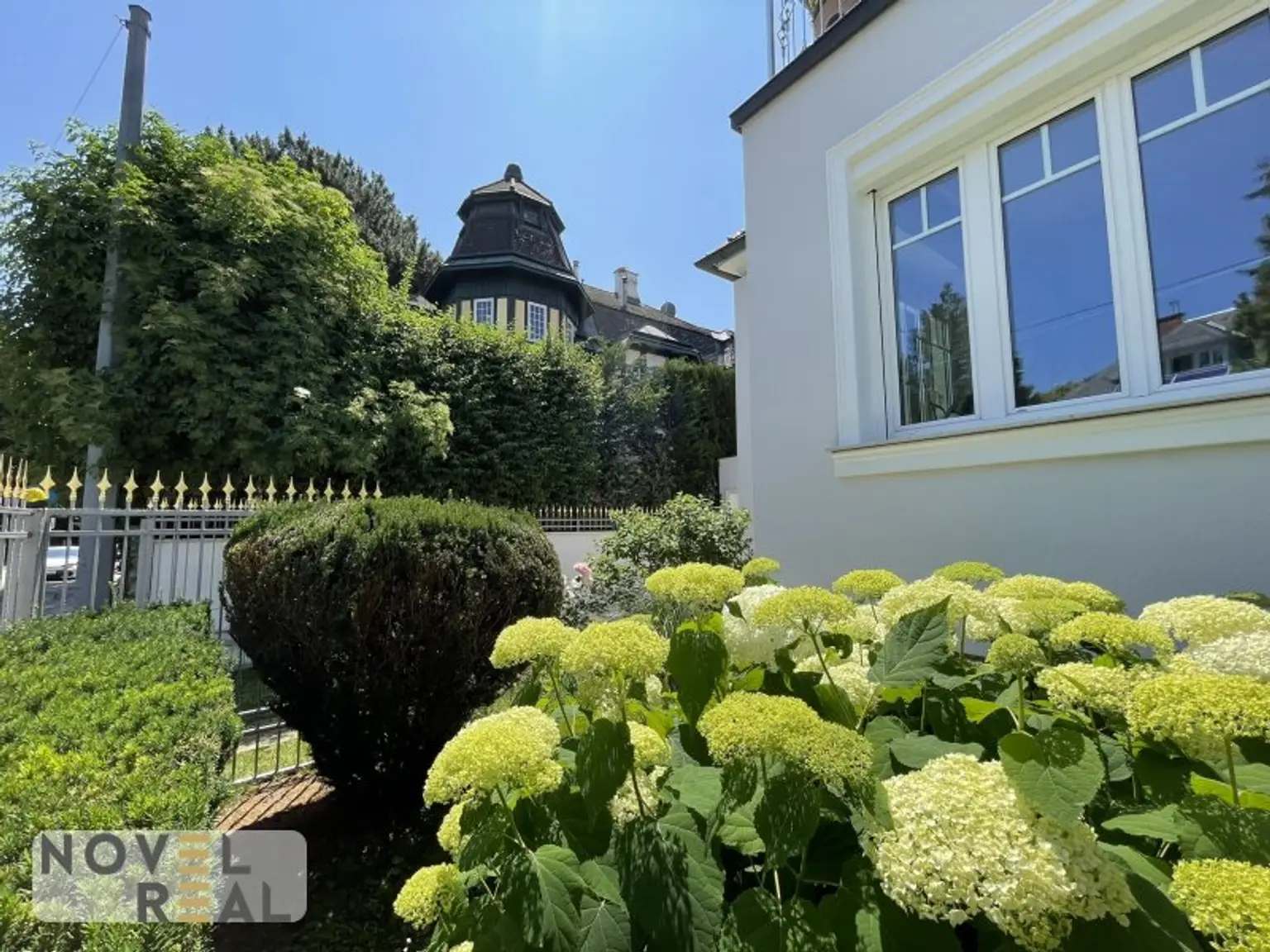 Exklusive Villa mit privatem Pool und idyllischem Garten in Toplage von Wien-Hietzing!