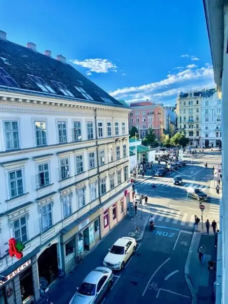 INNENSTÄDTISCHE - 3-Zimmer WOHNUNG -RENOVIERUNGSBEDÜRFTIG- mit sehr viel Potenzial - in Top Lage Wiens beim NASCHMARKT - Nähe KARLSPLATZ!