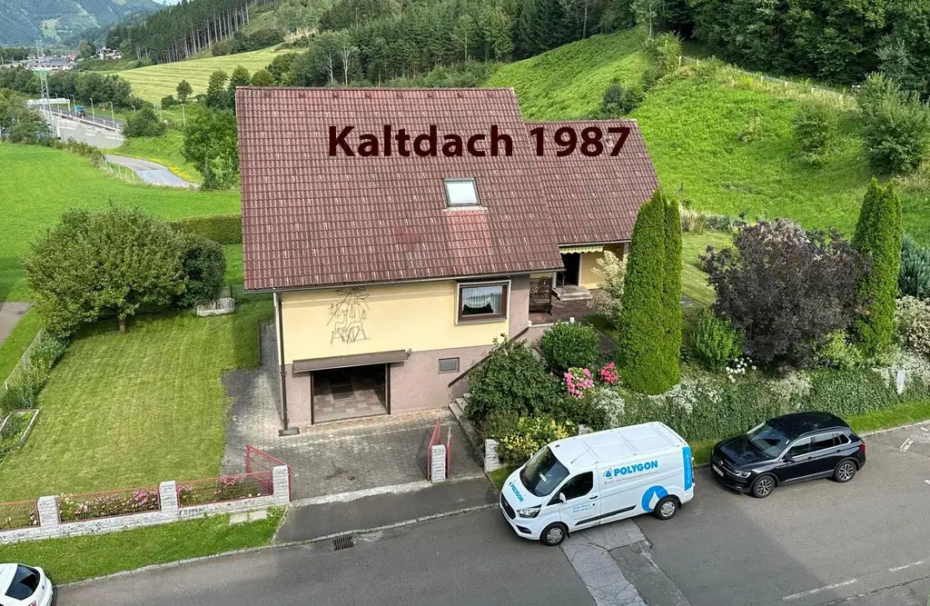 Einfamilienhaus mit Garage und Terrasse.