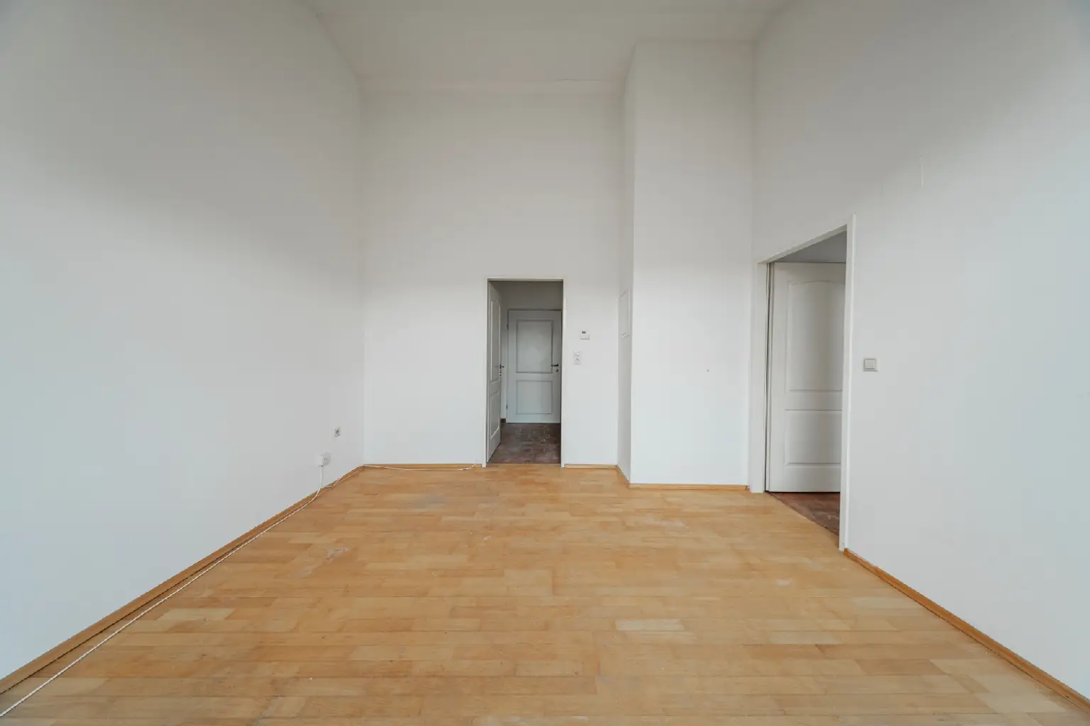 Sanierungsbedürftige 2,5-Zimmer-Dachgeschoßwohnung mit Potenzial!