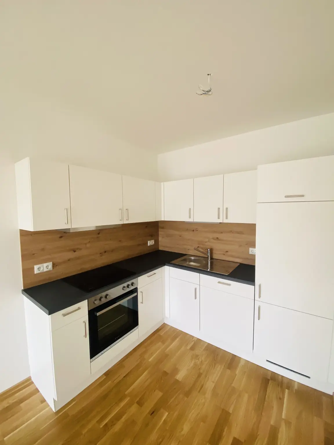 NEUBAUWOHNUNG mit herrlichem Balkon und Tiefgaragenparkplatz in ruhiger und zentraler Lage