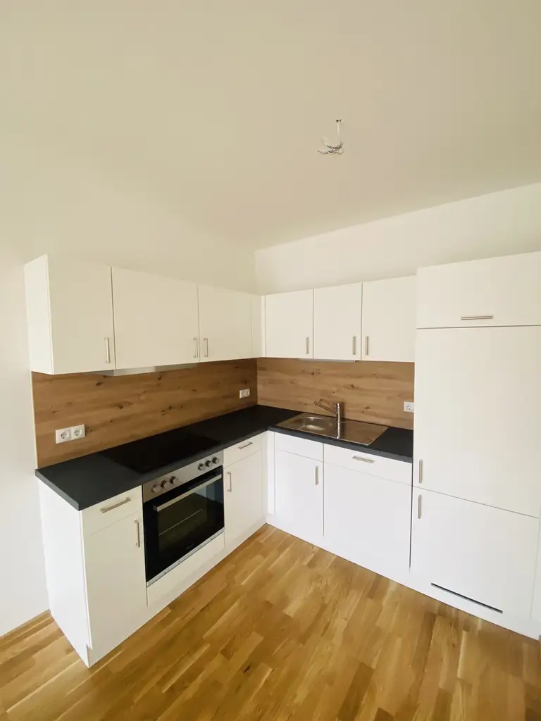 NEUBAUWOHNUNG mit herrlichem Balkon und Tiefgaragenparkplatz in ruhiger und zentraler Lage