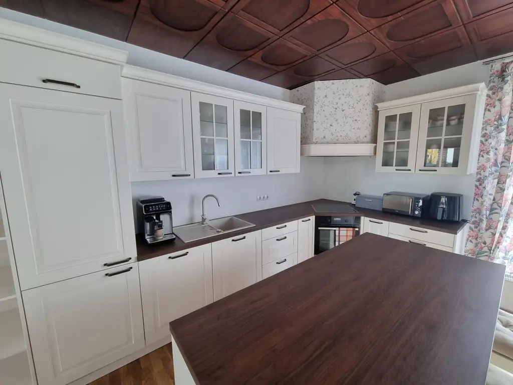 LIEBEVOLLER BUNGALOW MIT GEPFLEGTEM GARTEN IN TRAUMHAFTER RUHELAGE