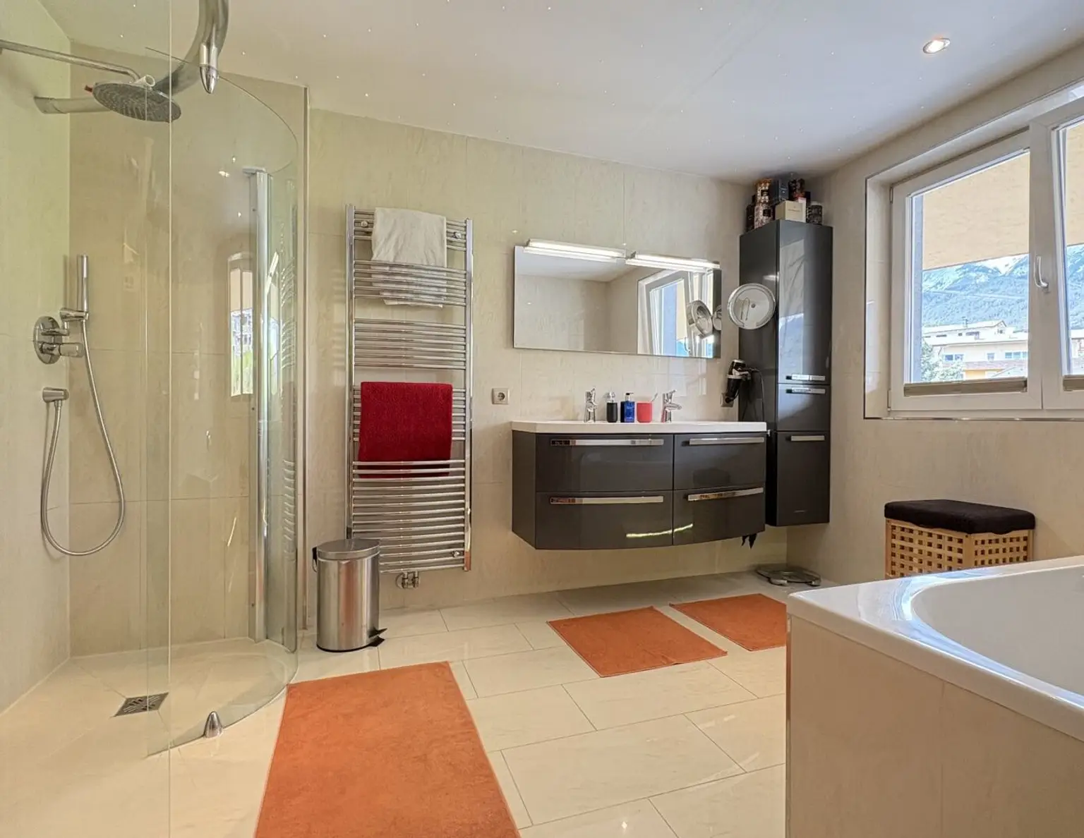 Dachgeschosswohnung in Telfs: Stilvoll leben mit Terrasse und Garagen!
