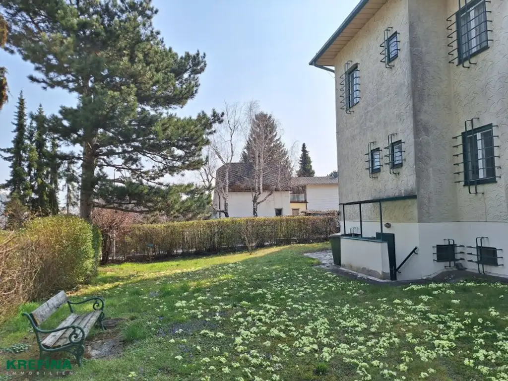 Rarität - Dekorativer Fassadenschmuck aus den 1930er Jahren - Nahe Maurer Wald und Lainzer Tiergarten