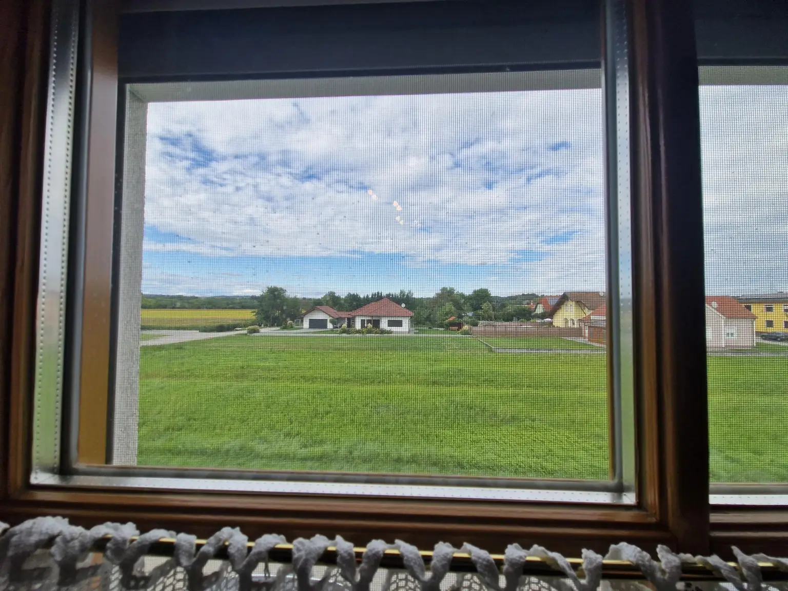 SOLIDES WOHNHAUS MIT EHEMALIGEM SOMMERHAUS, HERRLICHER TERRASSE UND POOL IN TRAUMHAFTER RUHELAGE