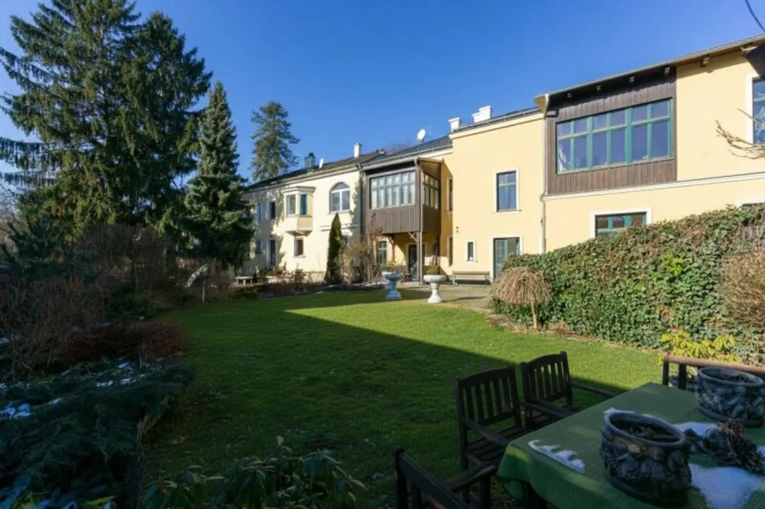 Villenansicht mit Garten