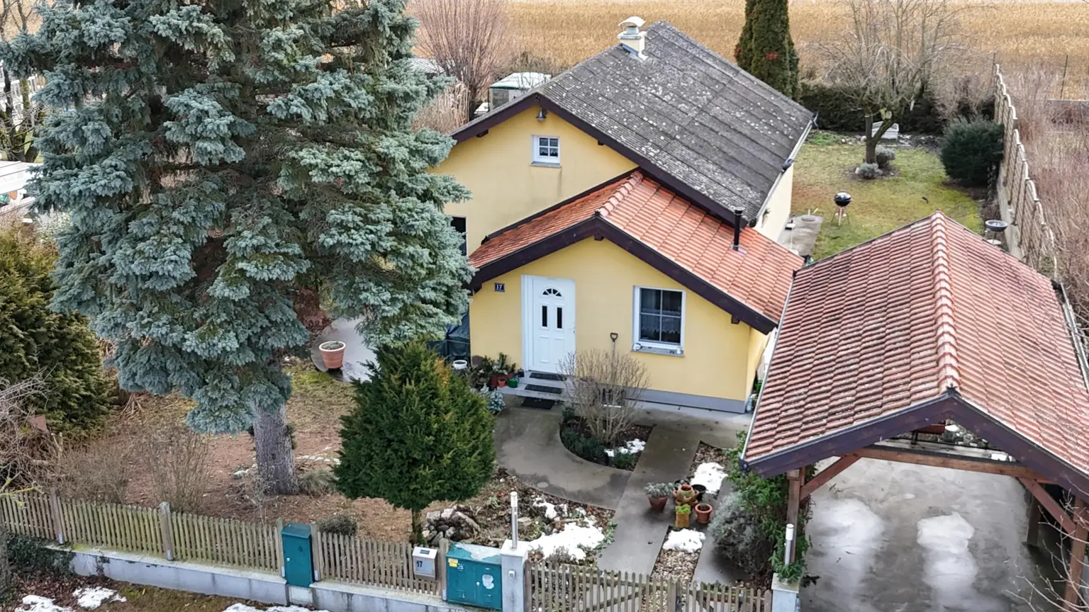 12 Nordansicht mit Carport