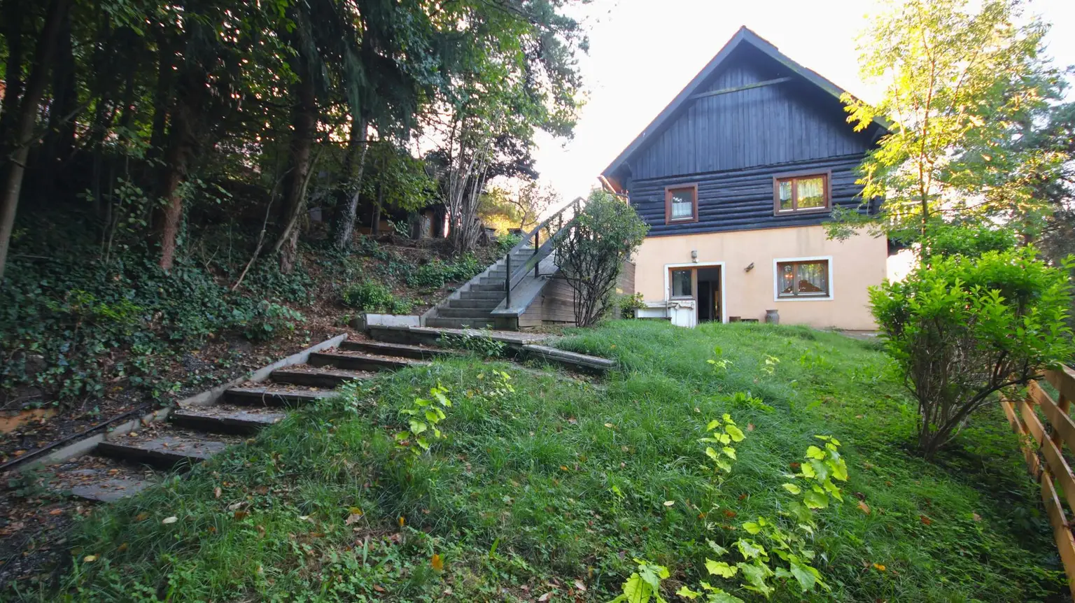 Tradition trifft Natur – Blockbau-Landhaus mit Sanierungsbedarf