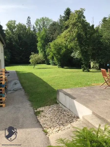 Außergewöhnliche Villa mit drei Wohneinheiten, Gewerbeeinheit & teilbarem Grundstück