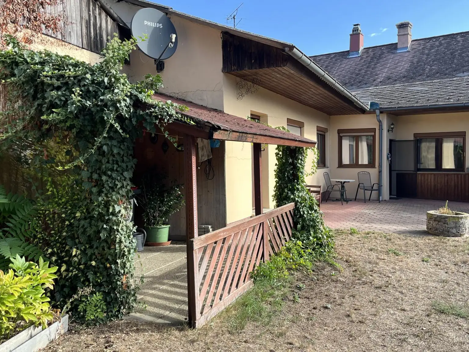 überdachtes Platzerl neben der Terrasse