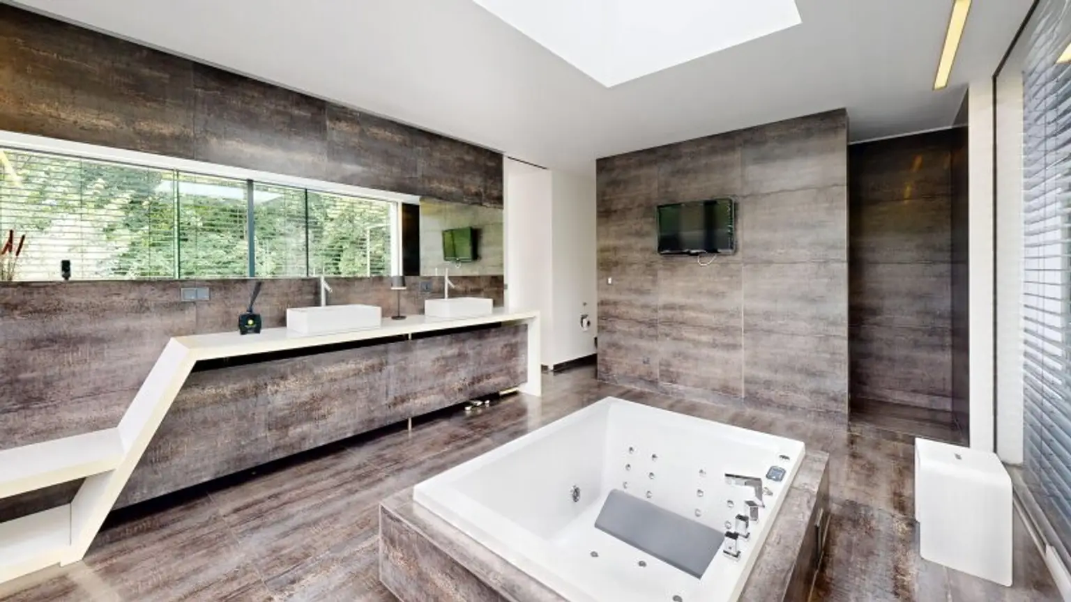Luxusvilla mit Infinitypool in absoluter Ruhelage in Hinterbrühl – Exklusives Anwesen mit Top-Ausstattung