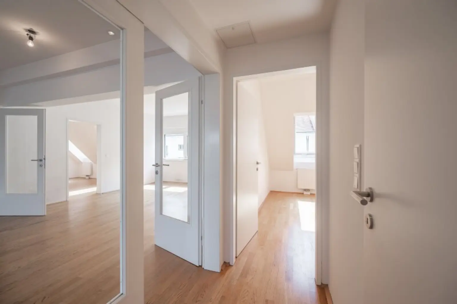 ++NEU++ Fantastisch aufgeteilte 4 Zimmer DG-Wohnung in absoluter Bestlage des 09. Bezirks - Viktor Frankl Park / Mariannengasse. +++ Dachterrasse! ++++