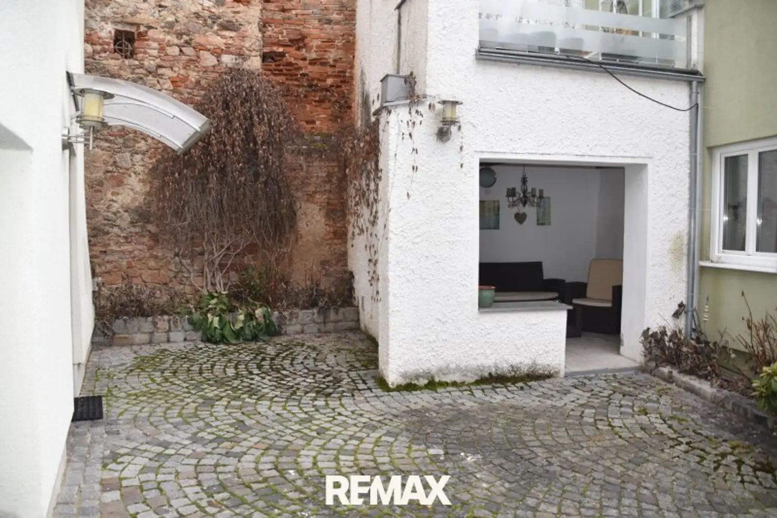 Innenhof mit überdachtem Sitzplatz