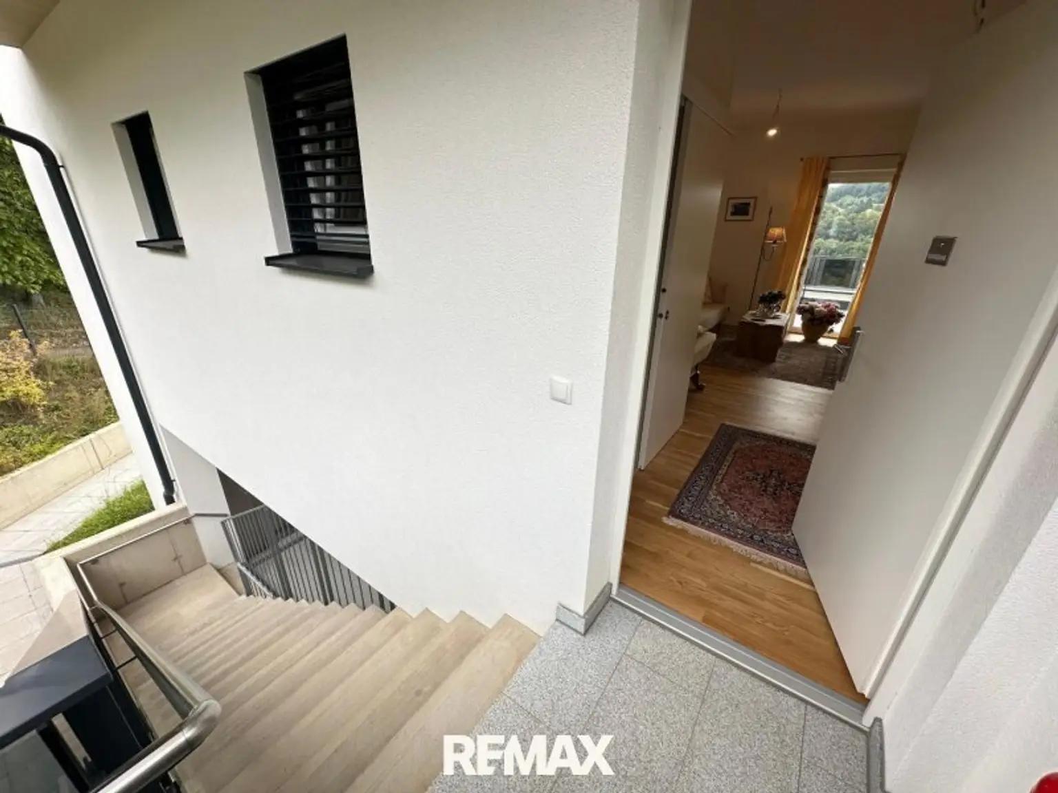 Eingang über Treppe