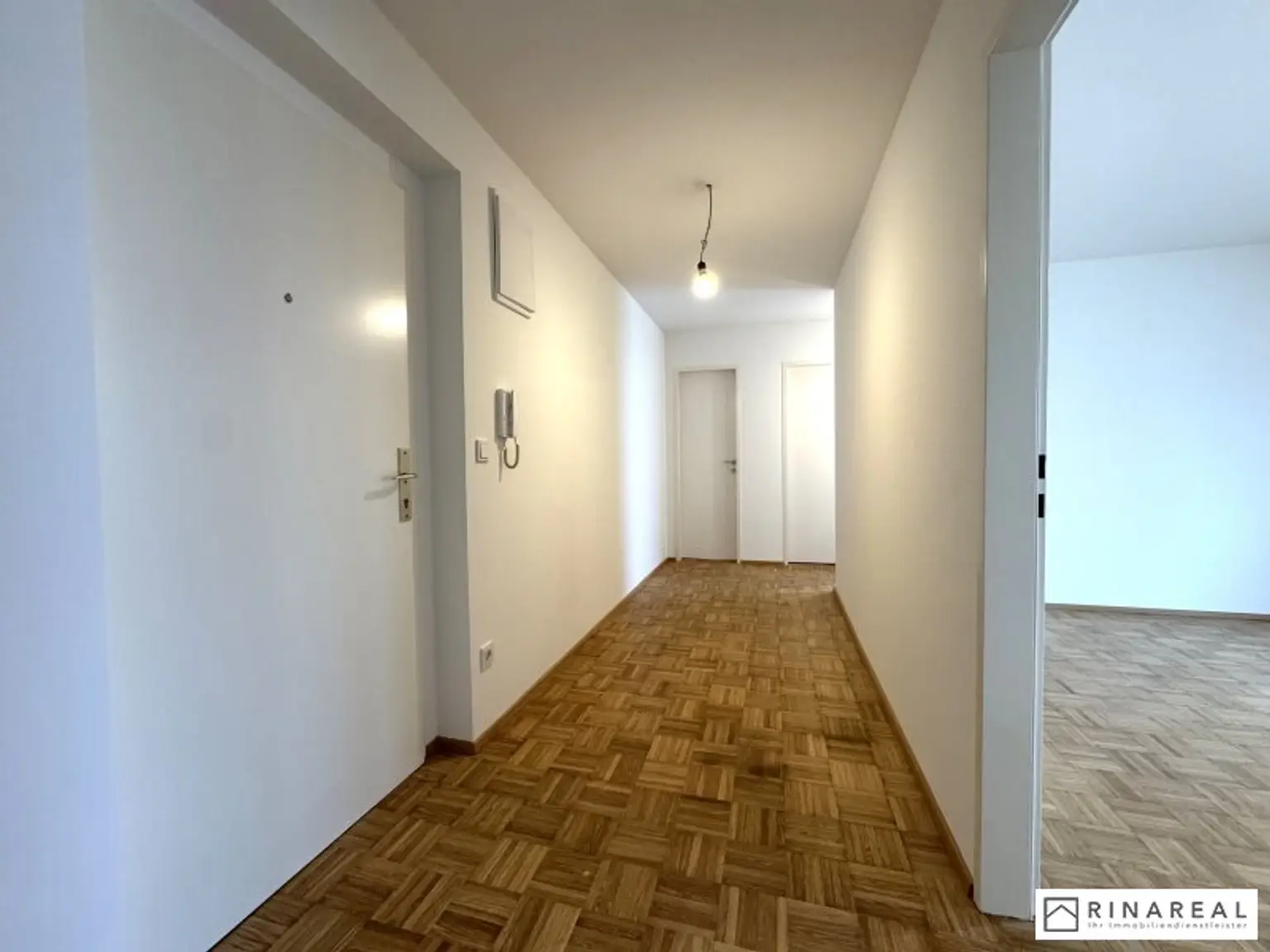 Großzügige und helle 2 Zimmer Wohnung im Dachgeschoss | ca. 63 m² | Klimaanlage | zzgl. PKW-Stellplatz | Friedrich Schiller-Straße