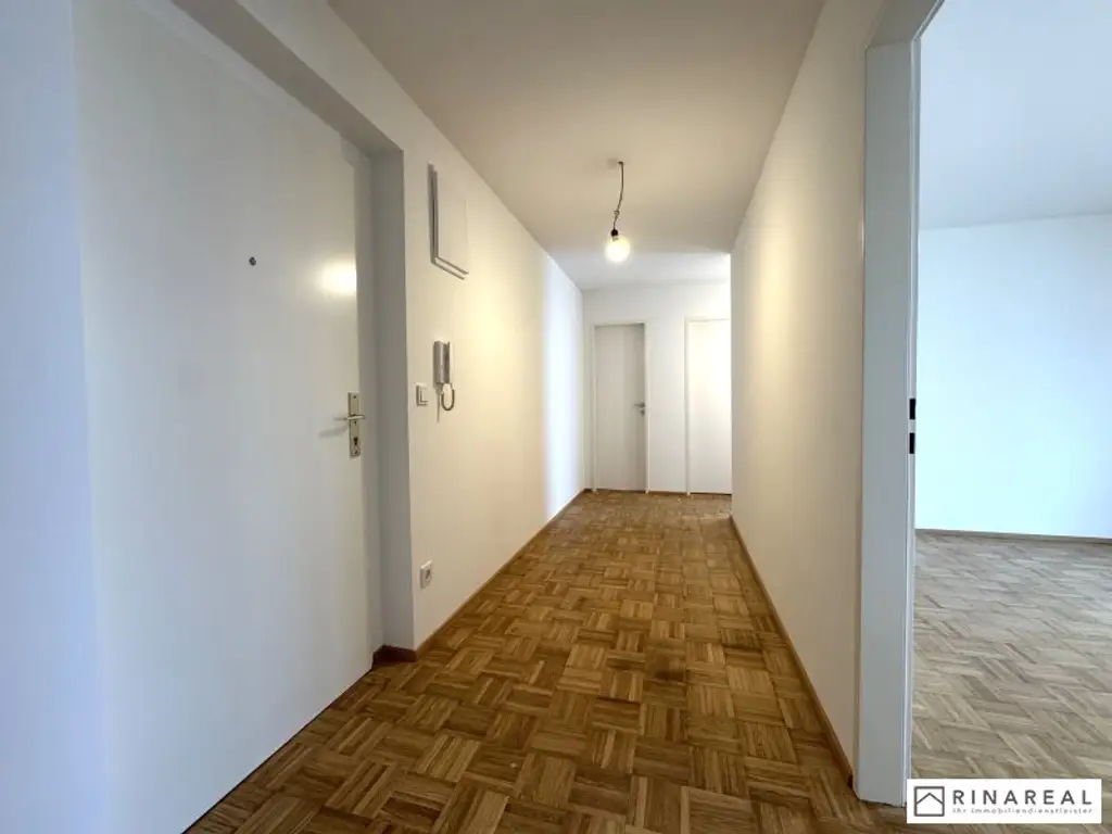 Großzügige und helle 2 Zimmer Wohnung im Dachgeschoss | ca. 63 m² | Klimaanlage | zzgl. PKW-Stellplatz | Friedrich Schiller-Straße