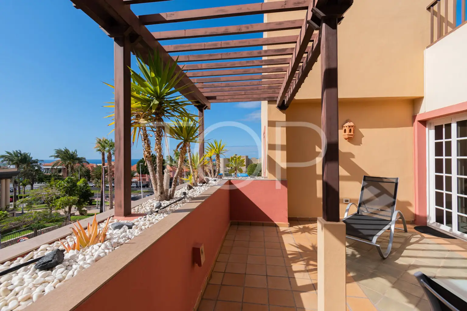 Amplio ático de dos dormitorios con vistas al mar en la exclusiva zona de El Duque, Costa Adeje