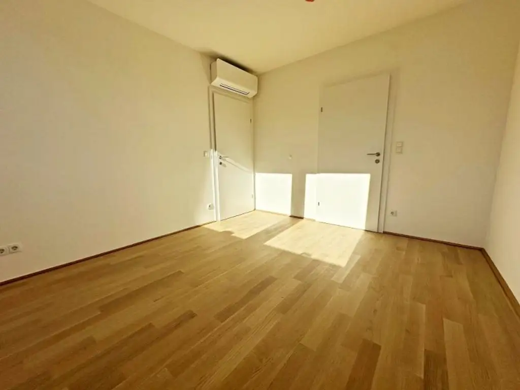 AUGARTEN-NÄHE, ERSTBEZUG, klimatisiertes 52 m2 Dachgeschoss, 2 Zimmer, Komplettküche, Duschbad, Parketten, Brigittenauer Lände