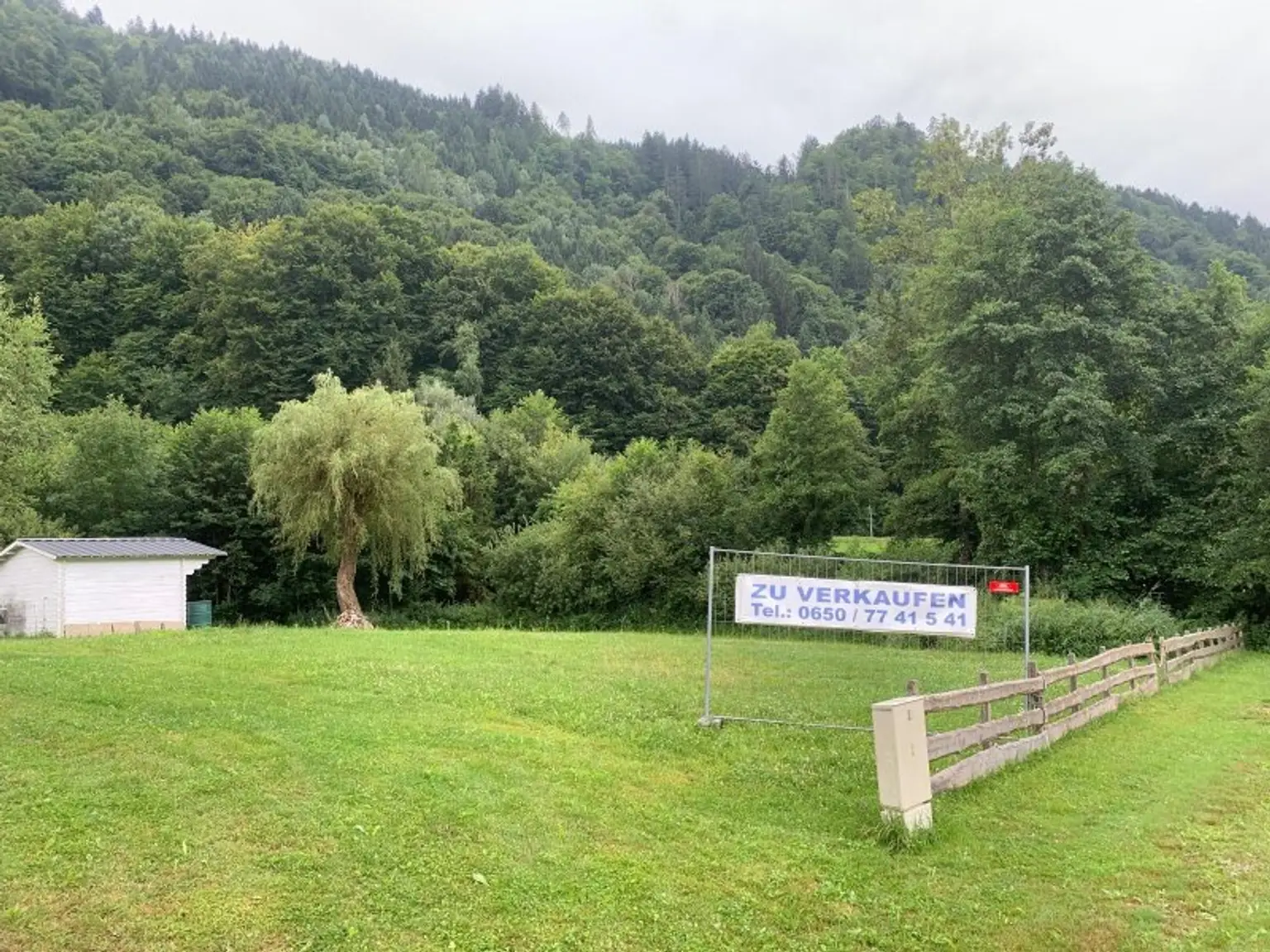 ebenes Baugrundstück  1159 m² -  Alt Ossiach  - ohne Bauverpflichtung - Mit weißer Gartenhütte  : )