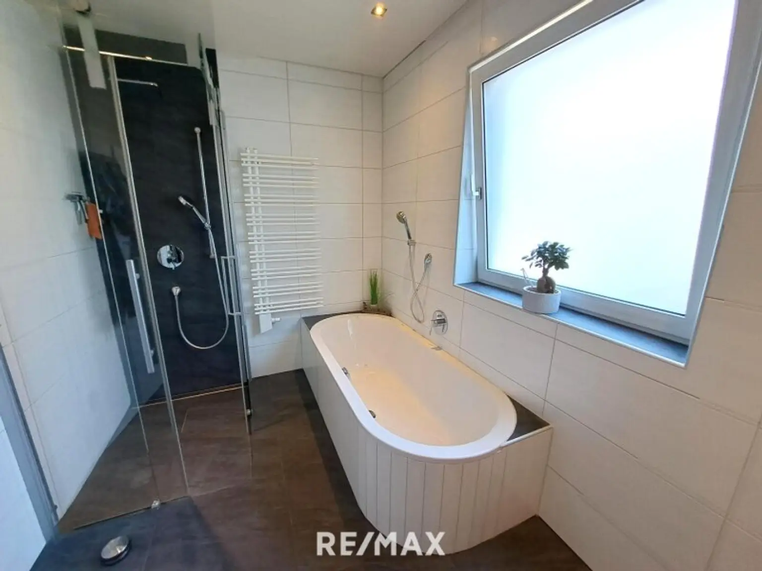 EG - großes Badezimmer mit Wanne und Dusche