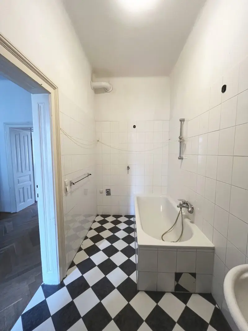 Bandgasse / Sanierungsbedürftiges Altbau(roh)juwel